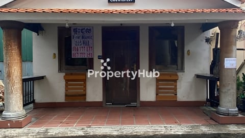 A house can be shop at ground floor and stay up stairs