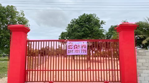 ដីលក់ជាប់ផ្លូវ130 ( ភ្នំបាសិត​ )