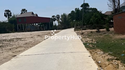 ដីជាប់ផ្លូវកែងនៅលេីផ្លូវបេតុង