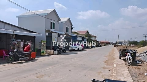 ដីលក់បែកខាងតាខ្មៅតំបន់កំពុងអភិវឌ្ឍន៍នៅក្បែររោងចក្រចិន ផ្សារ កន្លែងកម្សាន្ត ផ្លូវ