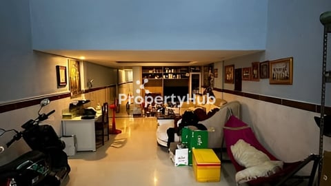 * ផ្ទះល្វែងសំរាប់លក់ 4m x 16m  ; ស្ថិតនៅចម្ងាយ 500មពី ផ្សារបឹងបៃតង