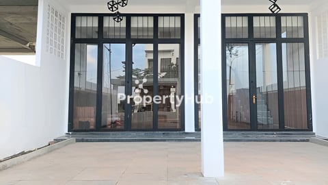 ផ្ទះលក់ក្រោមទីផ្សារ