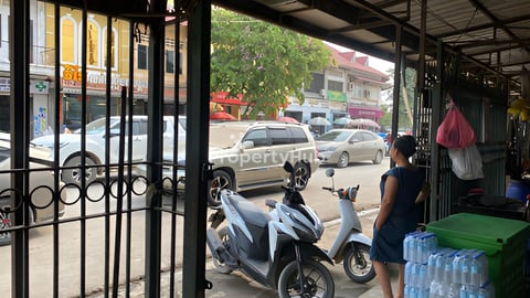 តូបលក់កាច់កែងមុខ3ផ្សាណាត់បាត់ដំបង