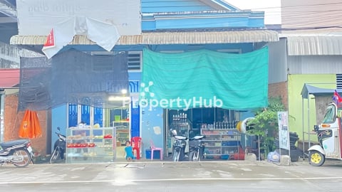 ផ្ទះលក់បន្ទាន់ជិតផ្សារទំនប់រលក180000$ចចារ