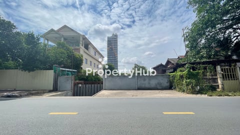 Spacious Land with 2-Storey House for Sale in Chrouy Changvar