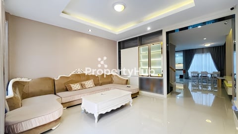 🏘 វីឡាកូនកាត់ (LA) ក្នុងបុរី ប៉េងហួតផ្សារប៉េសេ ត្រូវការលក់បន្ទាន់ខ្លាំង