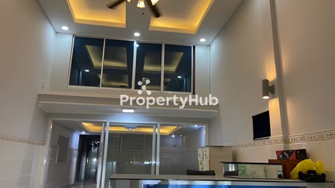 ផ្ទះអាជីវកម្មសម្រាប់លក់កំពស់3ជាន់ទល់មុខបាលីរីស៊តផ្លូវ2004,Telegram015565678