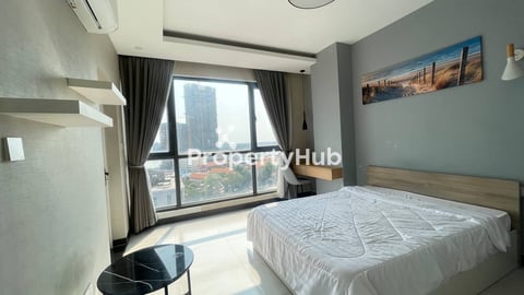 Modern 1-Bedroom Apartment with Two Balconies for Rent in Wat Phnom Area with Pool and Gym 