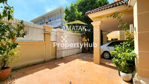 វីឡាដេគ័រឈើស្អាតលក់នៅជ្រោយចង្វារ