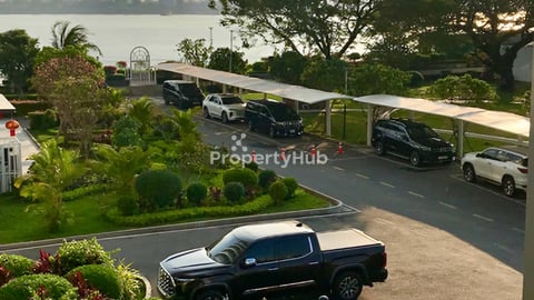 Loft 1-BR condo for rent near Riverside