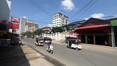 ឃ្លាំងលក់លើផ្លូវ 608 ទួលគោក