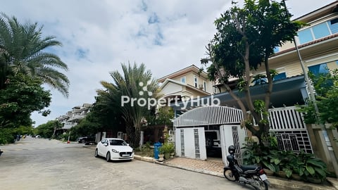 ផ្ទះលក់បន្ទាន់ $215,000 ចចារ