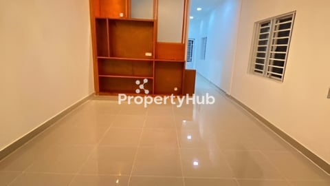 🔥 ផ្ទះលក់បន្ទាន់! ទីតាំងល្អចំមុខផ្សារ – កក់មុនខ្លះ អាចបង់បន្តបាន!