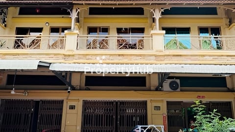 ផ្ទះ​អាជីវកម្ម​លក់​បន្ទាន់​ នៅ​ផ្សារ​ឈូក​មាស​