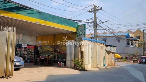 ដីការ៉ាសសាំងលក់នៅជិតផ្លូវ371