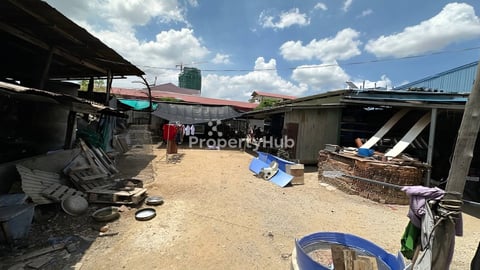 ដីសំរាបលក់បន្ទាន់ ទីតាំងក្បែរផ្សារចំការដូង ចុះពីផ្លូវព្រៃសបន្តិច - ទំហំដី: 835m