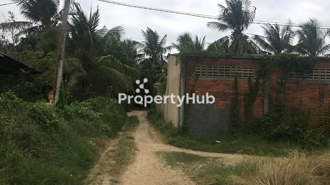 ដីលក់ក្នុងទីប្រជុំជន មានផ្ទះស្រាប់អាចរស់នៅក៏បាន ដាក់ជួលក៏បាន មានរបងថ្មពទ្ធ័ជុំវិញស្រាប់