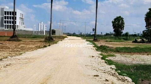 ដីកែងលក់នៅជិតសាលាសង្កាត់គោករកា