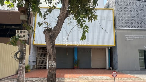 Prime Main Road Shophouse for Rent in BKK