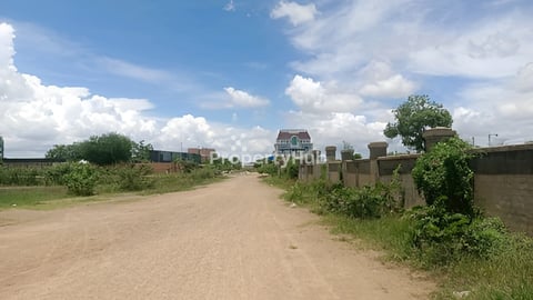 ដីជិតក្រសួងដែនដីថ្មី