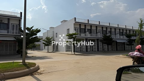 -ផ្ទះកែងខាងមុខរួមនឹងជាន់ទី1តំលៃ $350/month (ពណ៍ខៀវ) -ផ្ទះចំហៀងខាងក្រោយតំលៃ 200$(