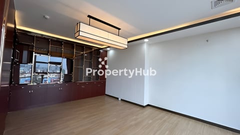 ការិយាល័យជួលមានដេគរ័ស្អាត នៅទួលទំពូង Basic décor office Space for rent near Russ