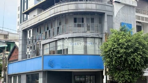 Corner Commercial Shophouse for Rent in Khan Chamkamorn