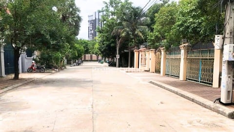 🛎️ ដីលក់បន្ទាន់ 📐 ទំហំ + តម្លៃ • ទំហំ: 20m x 25m = 479m² • តម្លៃ: $1,100,000 (