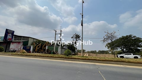 ដីនិងឃ្លាំងសំរាប់លក់នៅលើផ្លូវហាណូយ