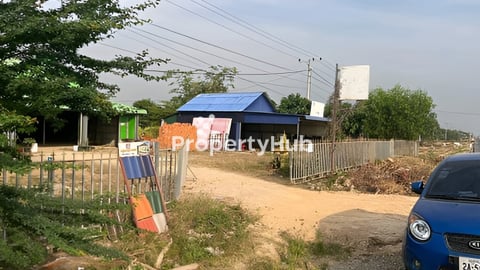 ដីនិងឃ្លាំងលក់បន្ទាន់នៅជិតផ្លូវជាតិលេខ1 ជាប់ផ្លូវកៅស៊ូ