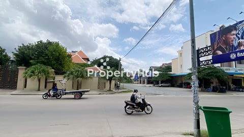 ដីនិងផ្ទះវីឡាកែង សម្រាប់លក់ (ផ្លូវ 20m កែង 20m)​Phnom Penh Thmey