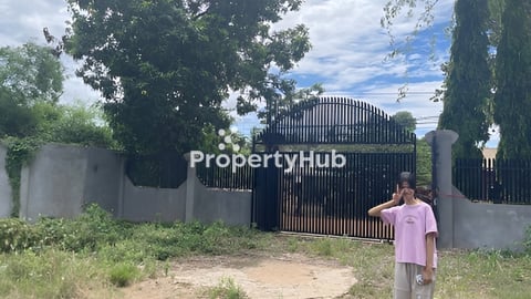 ដីលំនៅដ្ឋានក្នុងភូមិដំណាក់ស្មាច់