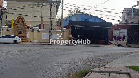 ឃ្លាំង​ជួលអោយក្លឹបហាត់ប្រាណ​ លក់បន្ទាន់