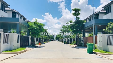 🏘​ វីឡាភ្លោះ (Twin) ក្នុងបុរី ជីបម៉ុង60ម ត្រូវការលក់បន្ទាន់ខ្លាំង