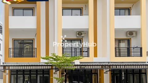 ផ្ទះល្វែងកូនកាត់លក់បន្ទាន់ នៅក្នុងបុរីប៊ុនលី មានសួនច្បារធំទូលាយ និងសួនកុមារ សុវត