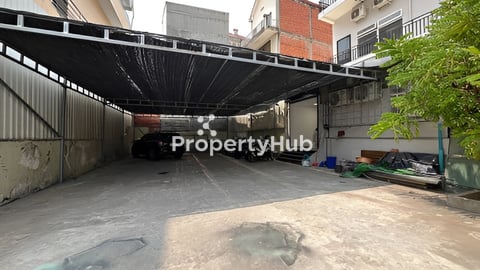 Co-working Space for rent at TK near Hengly market(OF-239)ការិយាល័យជួលមានតុ កៅអី