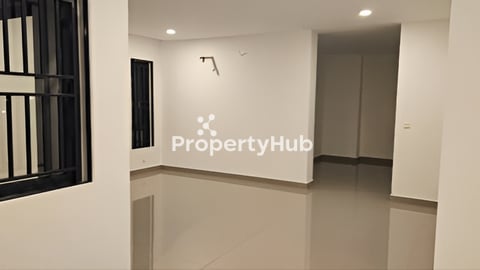 វីឡាឃ្វីនសម្រាប់ជួលនៅ បុរី​ជីបម៉ុង​ ផាកលែន​ ៥០ម៉ែត្រ​