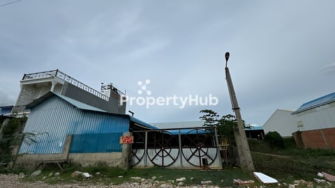 ឃ្លាំងលក់ នៅក្រុងតាខ្មៅ