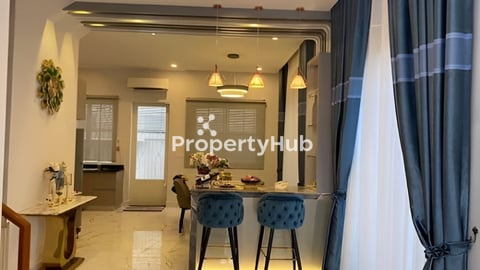 ផ្ទះវីឡាភ្លោះត្រូវការលក់បន្ទាន់ខ្លាំងផ្ទះថ្មីមិនទាន់ចូលនៅ288000$រួមទាំងសំភារះដេគ