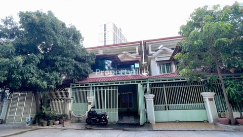 វិឡាភ្លោះដាក់លក់ត្រឹមតែ 169000$ ចរចារបាន ជិតផ្សារស្ទឹងមានជ័យ