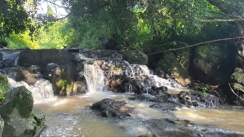 ដីអូរពីមុខភ្នំពីក្រោយ មានជ្រោះ ភ្នំ ទឹកខួបប្រាំងវស្សាហ៍  មានកោះកណ្តាលដី ទេសភាពស្អាតខ្លាំង
