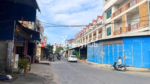 ឃ្លាំងជួលនៅក្បែរផ្លូវ2004