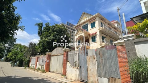 Spacious 9-Bedroom Villa for Sale in Preaek Leap