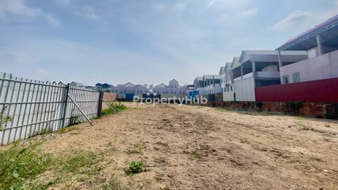 ដីលក់បន្ទាន់ ជាប់បុរីពិភពថ្មីចំការដូង នៅលើផ្លូវរដ្ឋ