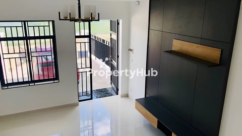 ផ្ទះវីឡាកូនកាត់​ លក់បន្ទាន់ក្រោមទីផ្សារ