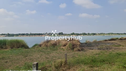 ដីលក់ជាប់មាត់ទន្លេ