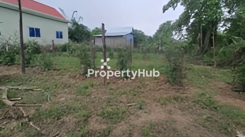 ដីភូមិស្មើស្អាតជិត​ព្រលាន​យន្តហោះ​ថ្មី​