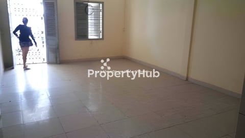 នៅជិតផ្សារដេប៉ូ