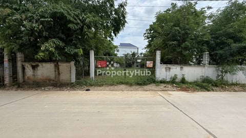 ដីកែងលក់នៅជិតវត្តក្រាំងធ្នង់