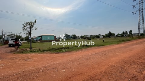 (លក់បន្ទាន់) 607ការ៉េ ដីកែងរាងស្អាត ទំហំធំល្មម លើផ្លូវមេ ១៥ម៉ែត្រ ចុះពីផ្លូវមេ ជាសុីម(២២ម៉ែត្រ)